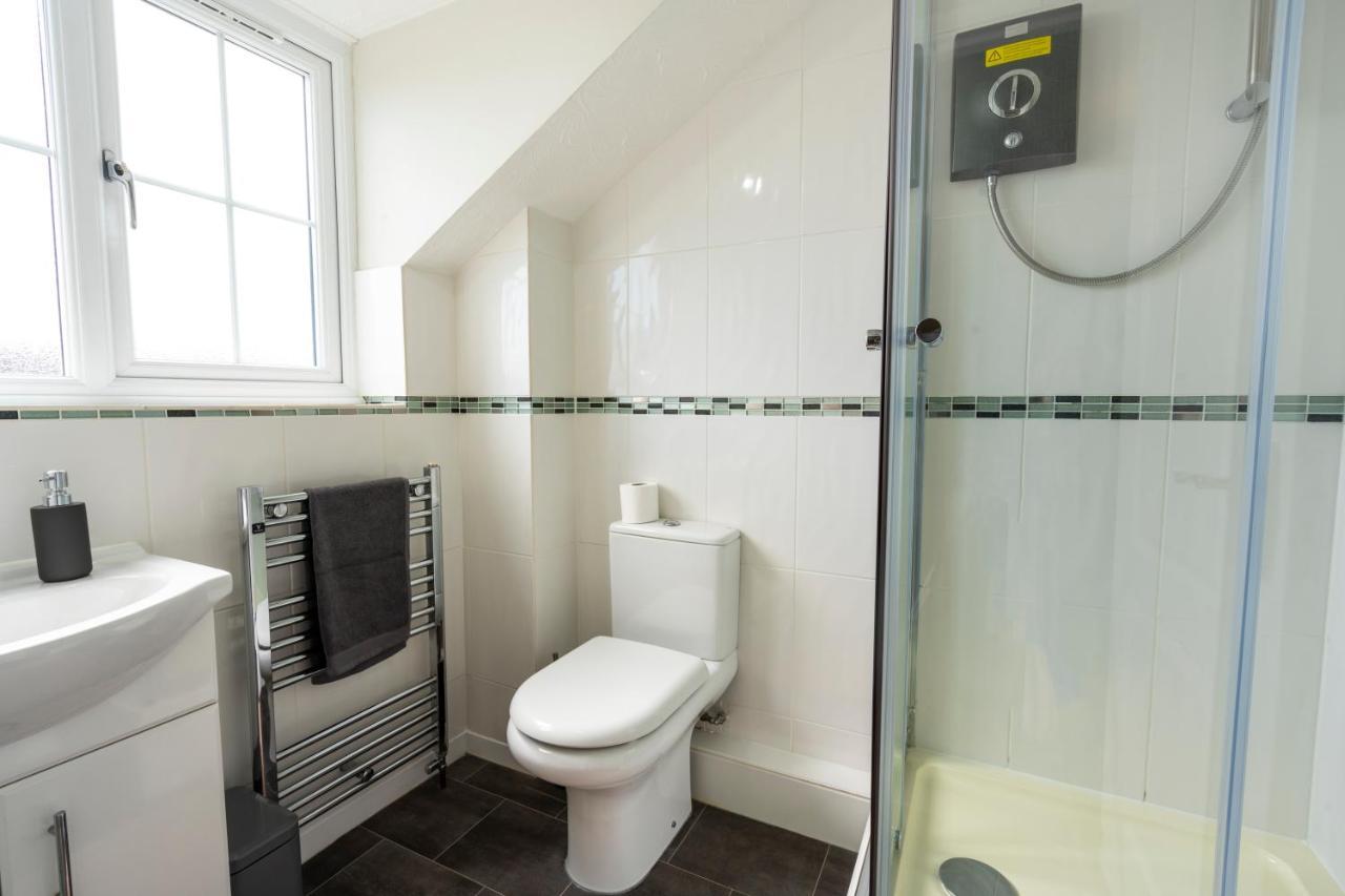 Bright & Modern 4 Bedroom Townhouse Stafford Eksteriør bilde