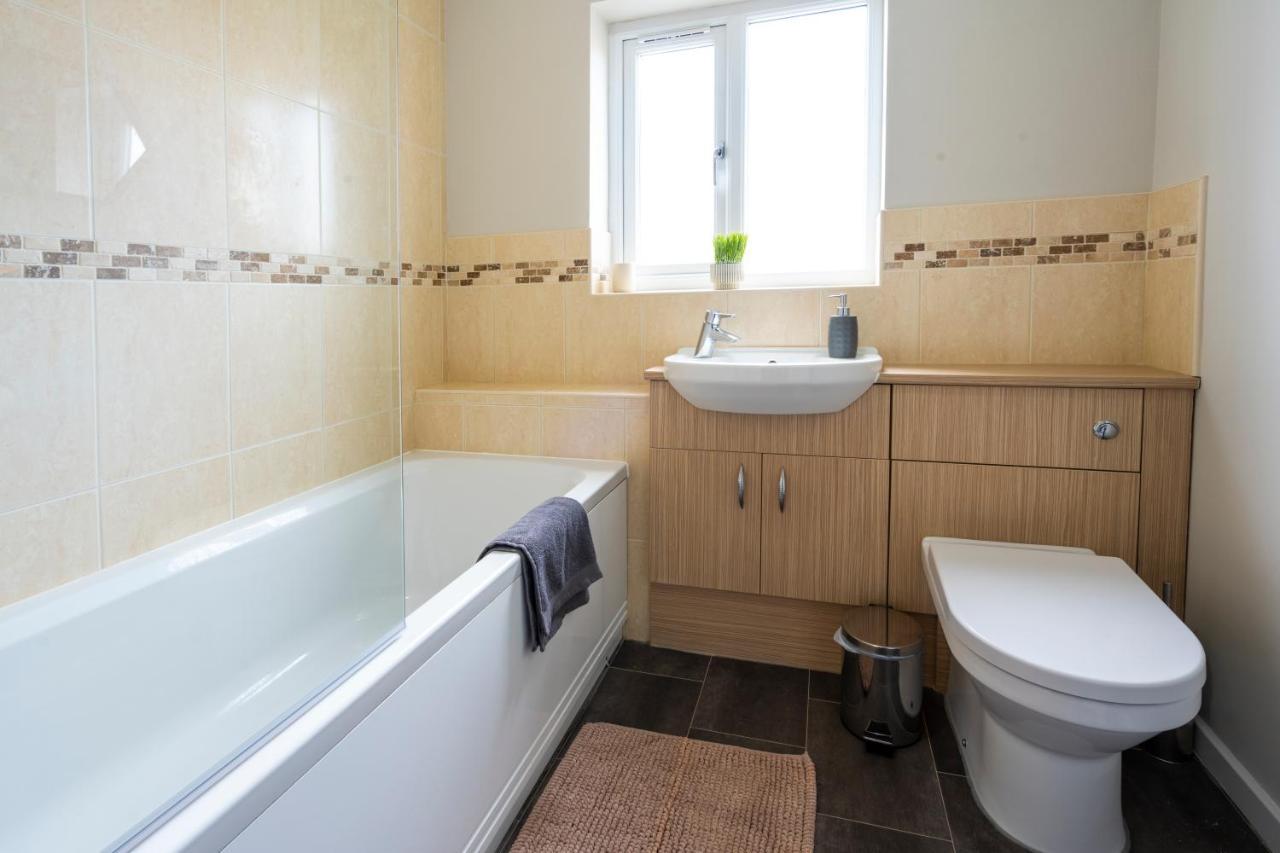 Bright & Modern 4 Bedroom Townhouse Stafford Eksteriør bilde